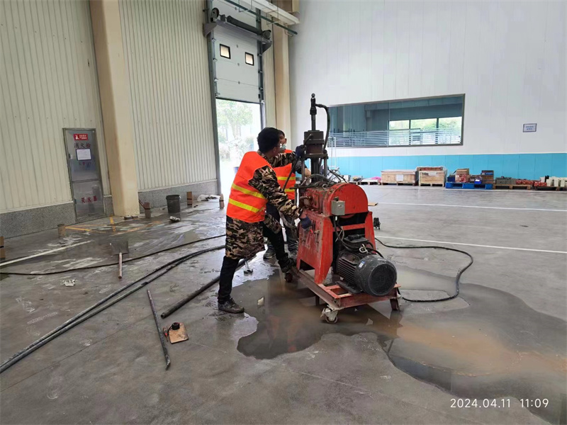 盐湖厂房地面下沉塌陷注浆加固施工